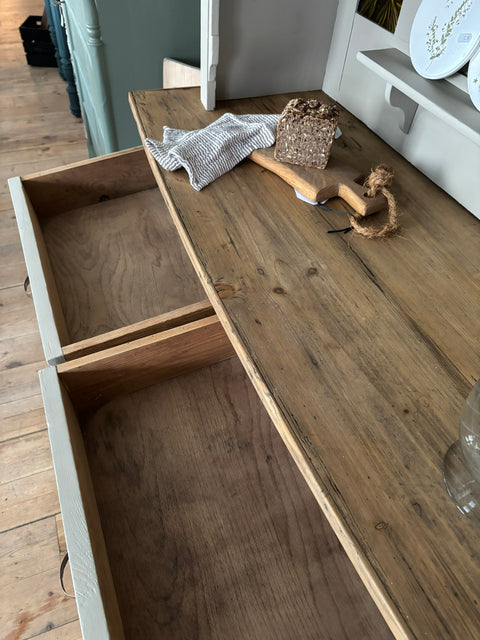 Großes dänisches Vintage Küchenbuffet von Weingärtners Genusshandwerk in Taupe mit Kreidefarbe, sichtbare Holzdetails und elegantes Design