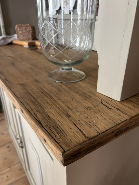 Großes dänisches Vintage Küchenbuffet in Kreidefarbe Taupe, graubeige, von Weingärtners Genusshandwerk, mit Holzgriffen und Schubladen