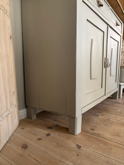 Großes dänisches Vintage Küchenbuffet in Kreidefarbe Taupe von Weingärtners Genusshandwerk, mit Holzgriffen und antiker Optik