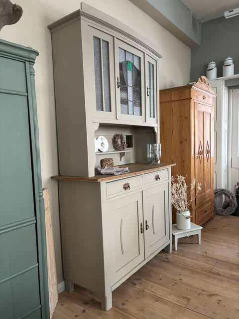 Großes dänisches Vintage Küchenbuffet in Kreidefarbe Taupe von Weingärtners Genusshandwerk, detailreiche Holzelemente, rustikaler Stil