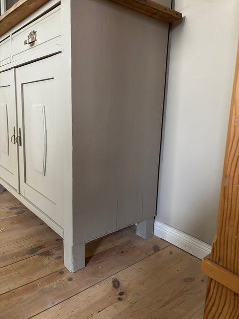 Großes dänisches Vintage Küchenbuffet in Kreidefarbe Taupe, graubeige, mit antiken Holzgriffen von Weingärtners Genusshandwerk