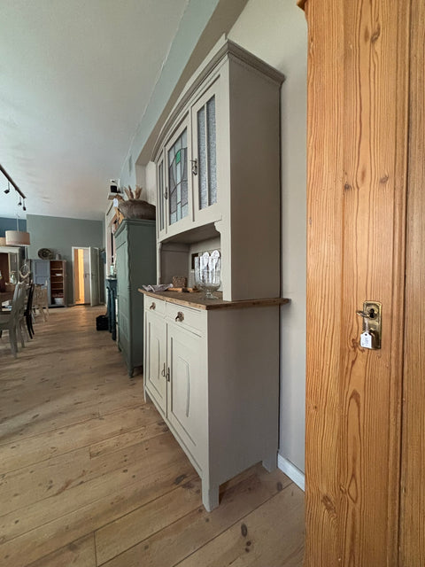 Großes dänisches Vintage Küchenbuffet in Kreidefarbe Taupe, graubeige, von Weingärtners Genusshandwerk, mit Holztüren und Ablageflächen