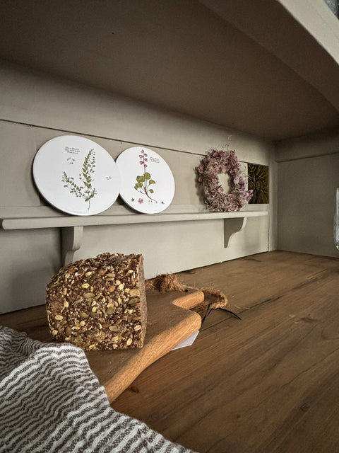 Großes dänisches Vintage Küchenbuffet in Kreidefarbe Taupe, graubeige, von Weingärtners Genusshandwerk, zeigt detaillierte Holzoberfläche