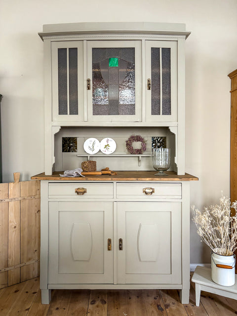 Großes dänisches Vintage Küchenbuffet in Kreidefarbe Taupe, Holz mit graubeigen Finish, von Weingärtners Genusshandwerk