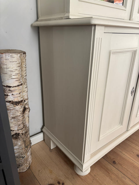 Dänisches Küchenbuffet in Kreidefarbe Humus von Weingärtners Genusshandwerk, zeigt detaillierte Holzoberfläche und elegante Gestaltung