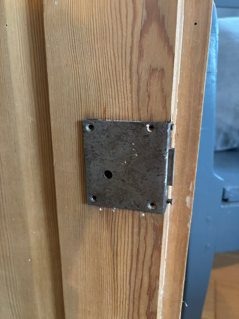 Dänisches Küchenbuffet in Kreidefarbe Humus von Weingärtners Genusshandwerk, mit sichtbaren Holzdetails und eleganter Oberfläche.