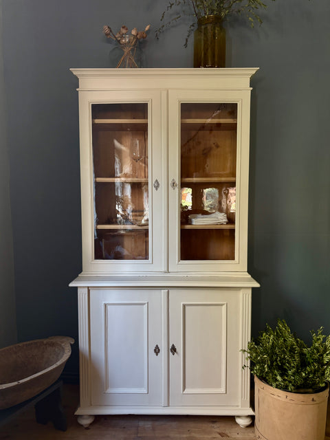 Dänisches Küchenbuffet in Kreidefarbe Humus von Weingärtners Genusshandwerk, mit stilvollen Schubladen und Holzdetails