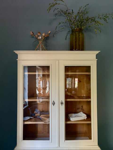 Dänisches Küchenbuffet in Kreidefarbe Humus von Weingärtners Genusshandwerk, mit eleganten Schubladen und Türen, detailreiche Holzstruktur