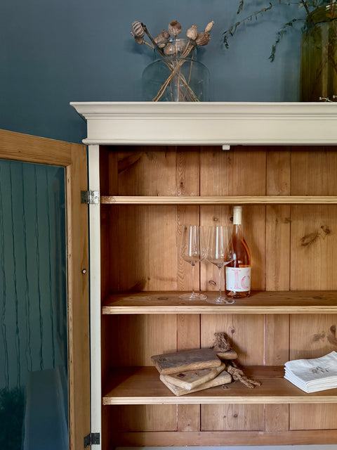 Dänisches Küchenbuffet in Kreidefarbe Humus von Weingärtners Genusshandwerk, mit Schubladen und Türen im rustikalen Stil