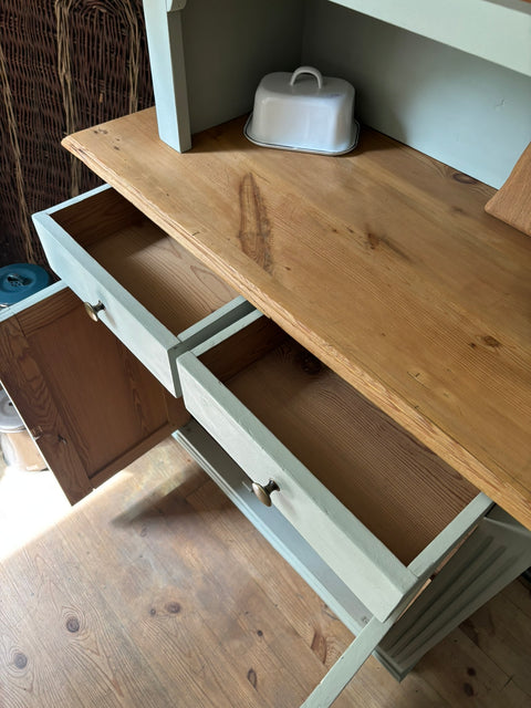 Dänisches Küchenbuffet in Kreidefarbe von Weingärtners Genusshandwerk, mit eleganten Holzdetails und stilvoller Oberfläche.