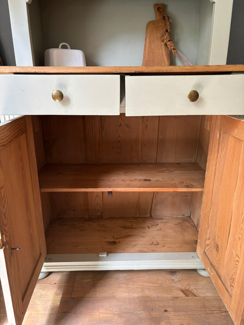 Dänisches Küchenbuffet in Kreidefarbe von Weingärtners Genusshandwerk, mit eleganten Holzdetails und stilvollem Design.