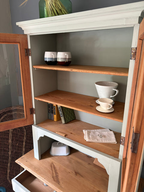Dänisches Küchenbuffet in Kreidefarbe von Madame Detalle, robustes Holz, stilvolles Design, ideal für Küchen- oder Esszimmer.