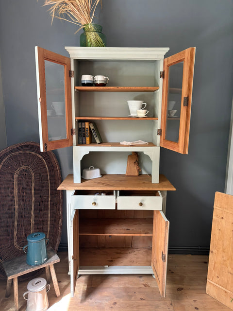 Dänisches Küchenbuffet in Kreidefarbe von Weingärtners Genusshandwerk, detailreiche Holzoberfläche und stilvolles Design.