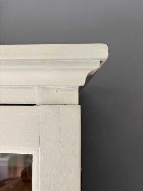 Dänisches Küchenbuffet in Kreidefarbe von Weingärtners Genusshandwerk, mit Holzgriffen und Stauraum, detailreiche Handwerkskunst.