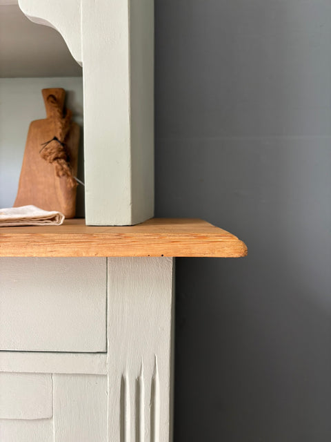 Dänisches Küchenbuffet in Kreidefarbe von Weingärtners Genusshandwerk, zeigt stilvolles Design und rustikale Holzdetails