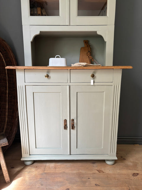 Dänisches Küchenbuffet in Kreidefarbe von Weingärtners Genusshandwerk, detailreiche Holzoberfläche und stilvolles Design