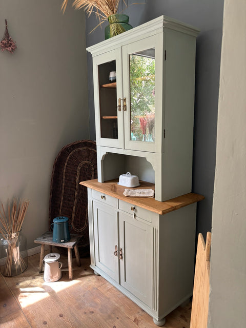 Dänisches Küchenbuffet in Kreidefarbe von Madame Detalle, mit Holzgriffen und Stauraum, von Weingärtners Genusshandwerk