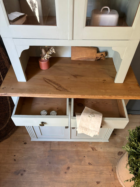 Dänisches Küchenbuffet in Kreidefarbe von Weingärtners Genusshandwerk, detailreiche Holzstruktur und elegante Oberflächen.