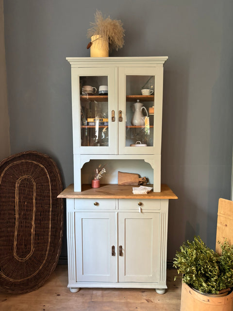 Dänisches Küchenbuffet in Kreidefarbe von Weingärtners Genusshandwerk, mit Holzgriffen und Stauraum, auf dem Boden stehend