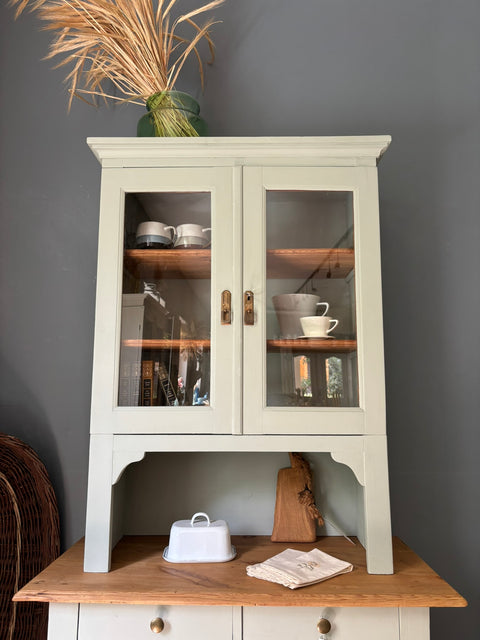 Dänisches Küchenbuffet in Kreidefarbe von Weingärtners Genusshandwerk, zeigt die elegante Holzstruktur und filigrane Details.