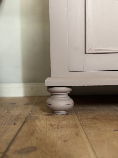 Dänisches Küchenbuffet in Kreidefarbe Mauve, grau-violett, von Weingärtners Genusshandwerk, mit Holzgriffen und rustikalem Design