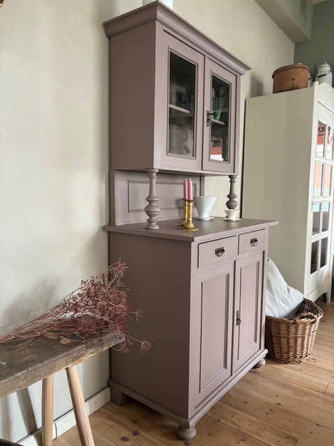 Dänisches Küchenbuffet in Kreidefarbe Mauve, grau-violett, von Weingärtners Genusshandwerk, mit Holzgriffen und Schubladen