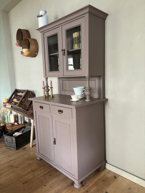 Dänisches Küchenbuffet in Kreidefarbe Mauve mit grauen und violetten Tönen, von Weingärtners Genusshandwerk, mit holzfarbenen Griffen