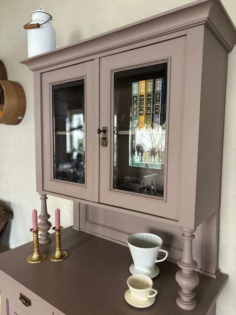 Dänisches Küchenbuffet in Kreidefarbe Mauve mit grauen und violetten Tönen, von Weingärtners Genusshandwerk, detailreich abgebildet