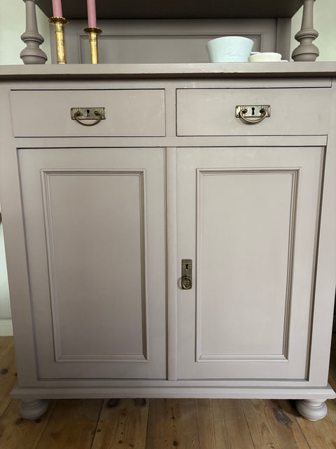 Dänisches Küchenbuffet in Kreidefarbe Mauve von Weingärtners Genusshandwerk, mit grauen und violetten Tönen, stilvoller Landhausstil