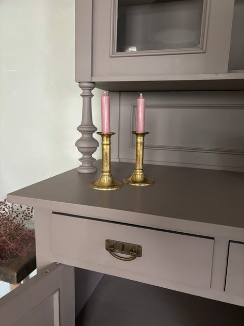 Dänisches Küchenbuffet in Kreidefarbe Mauve von Weingärtners Genusshandwerk, mit grauem-violettem Finish und Holzgriffen.