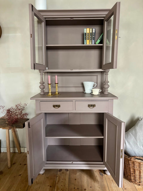 Dänisches Küchenbuffet in Mauve-Kreidefarbe mit grauen und violetten Tönen, von Weingärtners Genusshandwerk, auf Bild sichtbar.