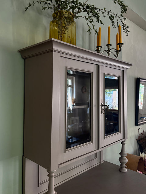 Dänisches Küchenbuffet in Kreidefarbe Mauve mit grau-violettem Finish, von Weingärtners Genusshandwerk, detailreiche Holzoberfläche