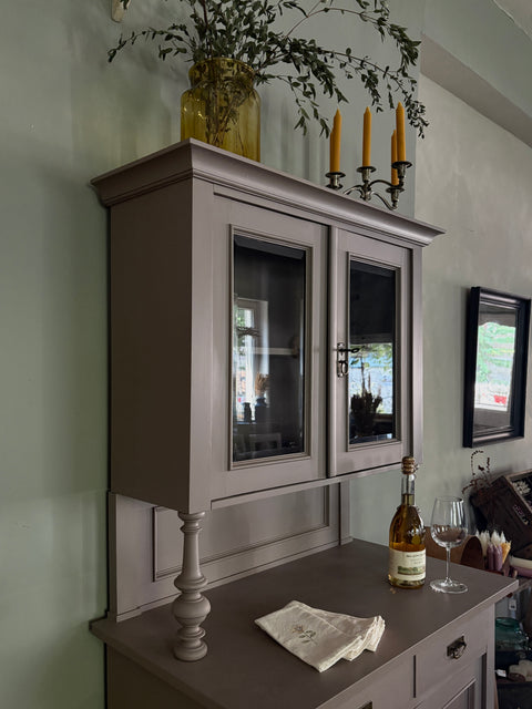 Dänisches Küchenbuffet in Kreidefarbe Mauve mit grauvioletter Oberfläche, von Weingärtners Genusshandwerk, detailreiche Holzkonstruktion