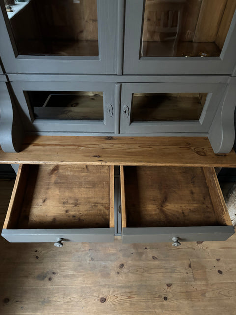 Dänisches Küchenbuffet in Kreidefarbe Pepper von Weingärtners Genusshandwerk, graue Holzkommode mit Schubladen und Türen