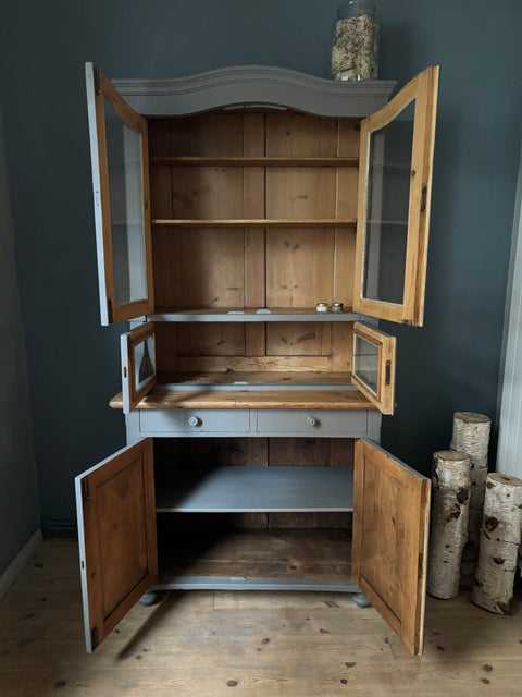 Dänisches Küchenbuffet in Kreidefarbe Pepper (grau) von Weingärtners Genusshandwerk, mit Holzgriffen und Stauraum.