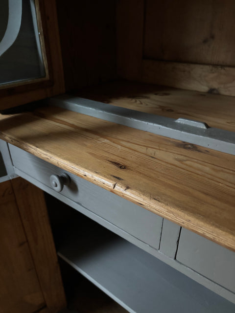Dänisches Küchenbuffet in Kreidefarbe Pepper von Weingärtners Genusshandwerk, graue Holzkommode mit Schubladen und Türen