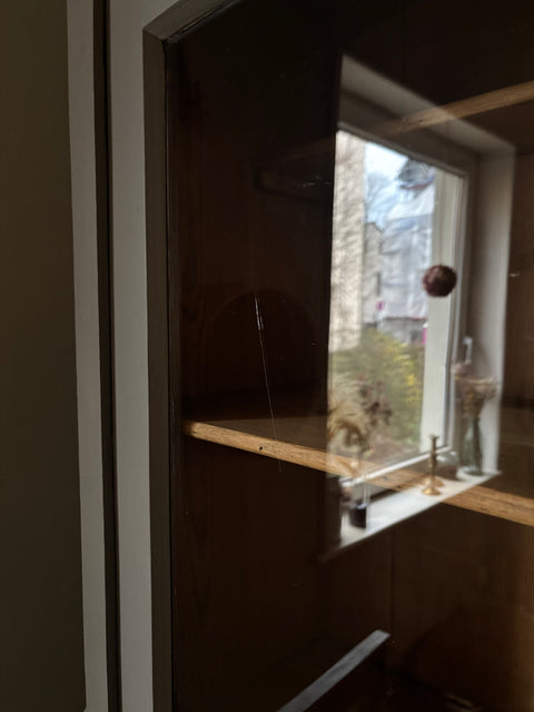 Dänisches Küchenbuffet in Kreidefarbe Pepper von Weingärtners Genusshandwerk, graues Holz mit eleganten Details.