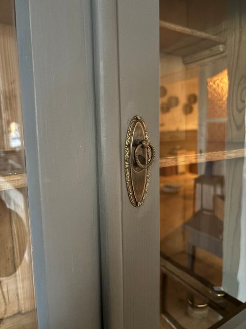 Dänisches Küchenbuffet in Kreidefarbe Pepper von Weingärtners Genusshandwerk, graue Holzarmatur mit Schubladen und Türen