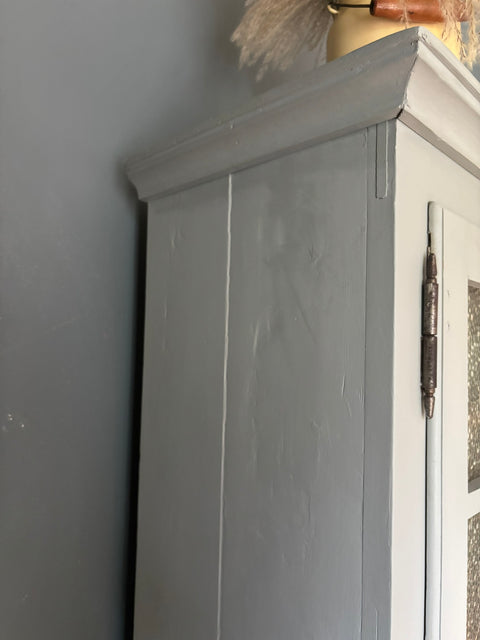 Dänisches Küchenbuffet in Scandinavian Green mit Kreidefarbe, Holzgriffen und stilvollem skandinavischem Design sichtbar