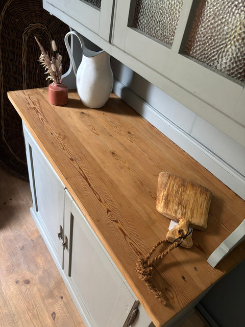 Dänisches Küchenbuffet in Scandinavian Green mit Kreidefarbe, stilvoller Landhausstil, von Weingärtners Genusshandwerk