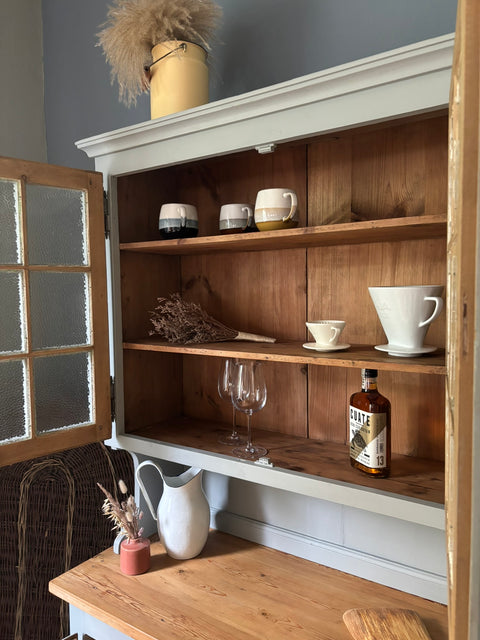 Dänisches Küchenbuffet in Scandinavian Green mit Kreidefarbe von Weingärtners Genusshandwerk, zeigt die frontale Ansicht mit Holzdetails
