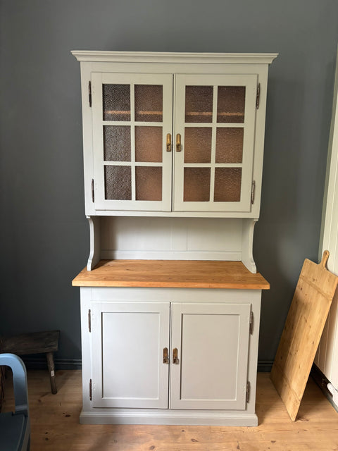 Dänisches Küchenbuffet in Scandinavian Green mit Kreidefarbe, hochwertiges Holz, modernes Design, von Weingärtners Genusshandwerk