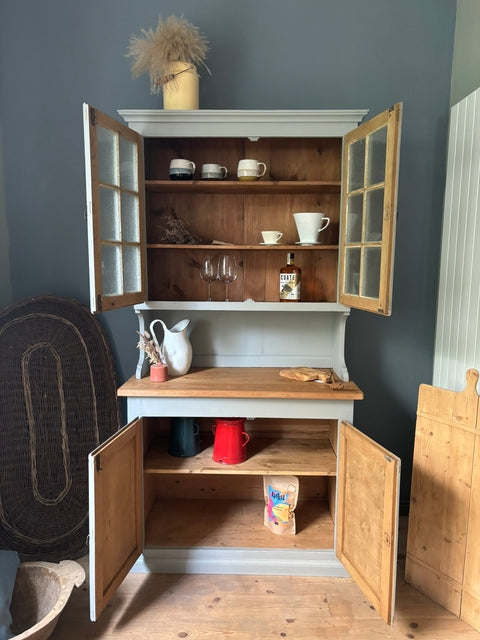 Dänisches Küchenbuffet in Scandinavian Green mit Kreidefarbe, Holzgriffe und stilvolles Design, von Weingärtners Genusshandwerk