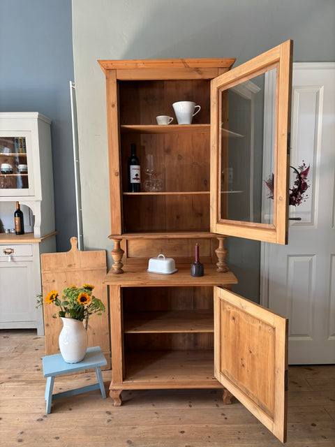 Dänisches Küchenbuffet aus gewachstem Naturholz von Weingärtners Genusshandwerk, mit sichtbaren Holzmaserungen und eleganten Details