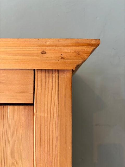 Dänisches Küchenbuffet aus gewachstem Naturholz von Weingärtners Genusshandwerk, zeigt elegante Holzoberfläche und traditionelles Design