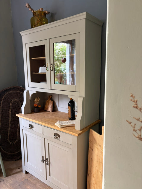 Dänisches Vintage-Küchenbuffet in Kreidefarbe von Weingärtners Genusshandwerk, mit antikem Charme und eleganten Details