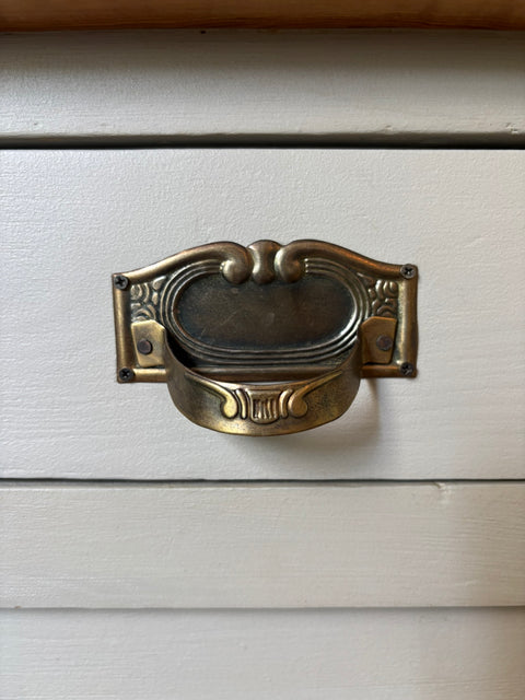 Vintage dänisches Küchenbuffet in Kreidefarbe, Weingärtners Genusshandwerk, mit Holzgriffen und klassischem Design.