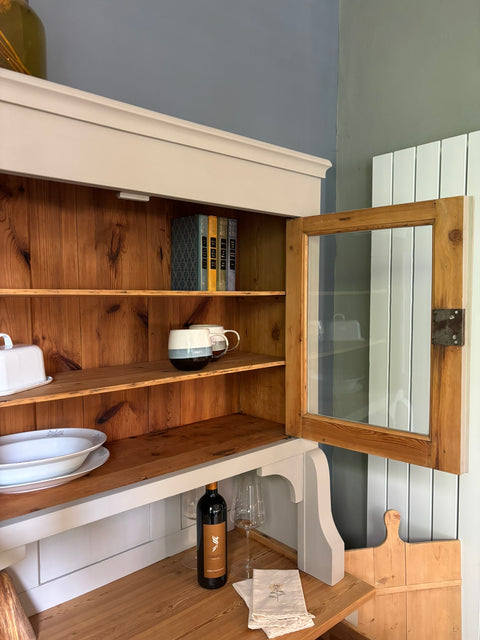 Dänisches Vintage Küchenbuffet in Kreidefarbe von Weingärtners Genusshandwerk, mit eleganten Holzdetails und antikem Charme