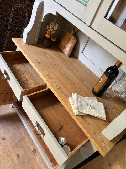 Dänisches Vintage-Küchenbuffet in Kreidefarbe von Weingärtners Genusshandwerk, mit Holzgriffen und antikem Charme.