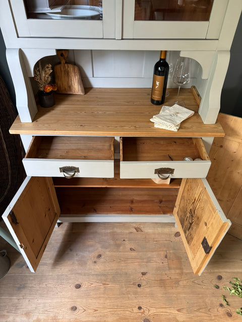 Dänisches Vintage Küchenbuffet in Kreidefarbe von Weingärtners Genusshandwerk, mit nostalgischem Design und modernen Akzenten
